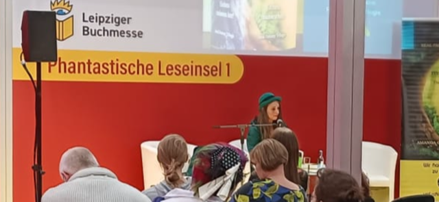 Leipziger Buchmesse 2023 - Amanda Gruenschild auf während einer Lesung