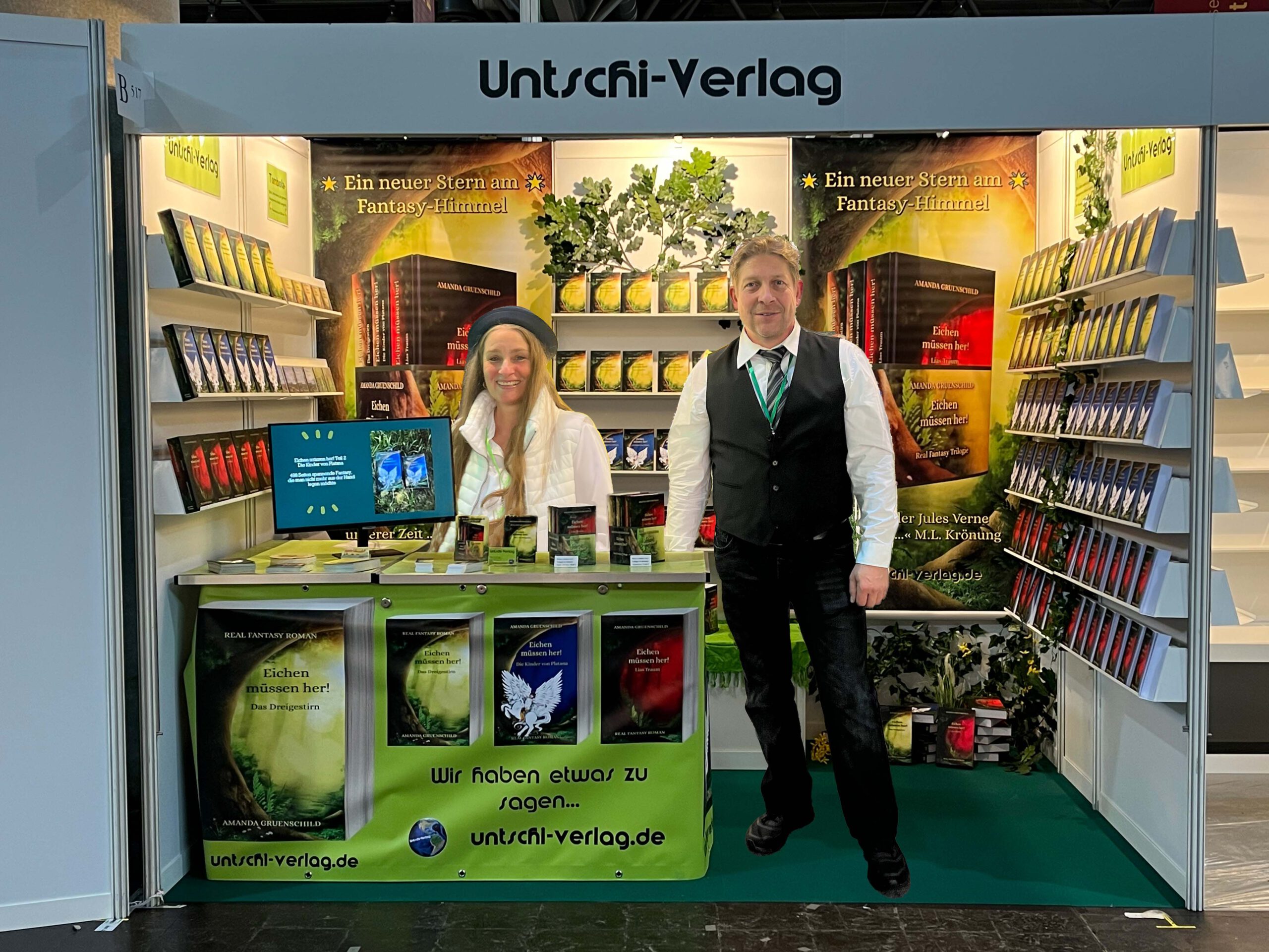 Team Untschi-Verlag am letzten Messestand, Leipziger Buchmesse und Frankfurter Buchmesse